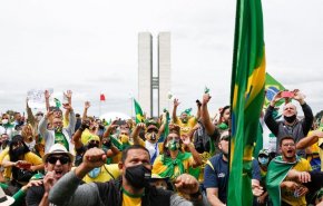 كورونا يجر الآلاف من البرازيليين الى الشوارع ضد الرئيس!

