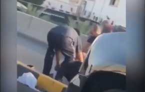 شاهد/شاب يعتدي على مسن بلا رحمة في شارع بالكويت