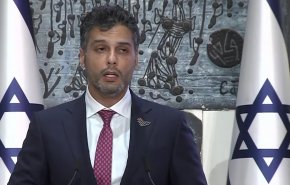 بالصورة : سفير الامارات يتابع مباراة كرة قدم مع رئيس الكيان الاسرائيلي السابق