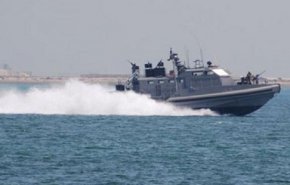 زورق حربي صهيوني یخرق مياه اللبنانية