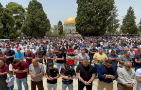 عشرات آلاف المصلين يؤدون الجمعة في الأقصى