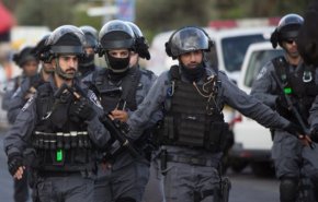 بالفيديو: شرطة الاحتلال تعتدي بالضرب على مراسلة لقناة قطرية
