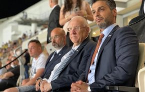 شاهد.. السفير الاماراتي لدى الكيان يثير الجدل بتصرف مذل جديد