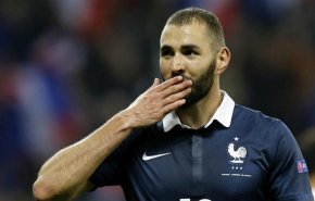 بنزيما سعيد بعودته لمنتخب 'الديوك'