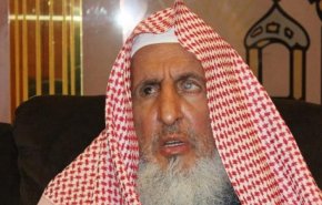 مفتي السعودية يخرج عن النص ويحتج على قرار خفض صوت مكبرات المساجد