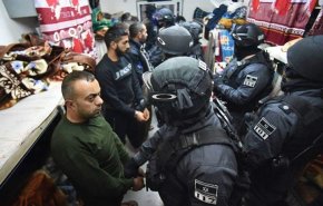 فيديو يعرض لأول مرة يوثق اعتداء على أسرى فلسطينيين مقيدون
