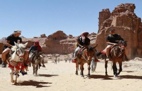 شاهد ما يعانيه أصحاب الحيوانات الناقلة للسياح في البتراء 