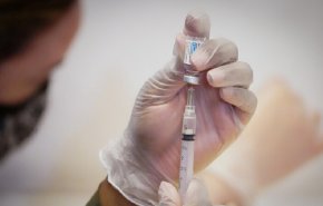  دعوى قضائية أقامها 117 من العاملين بأحد مستشفيات اميركا والسبب لقاح كورونا!