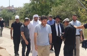شاهد/وفد إماراتي يزور كنيسًا يهوديًا في رام الله ويقدم دعماً سخياً!