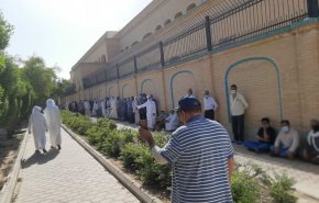 شاهد.. تواجد حماسي للجالية الایرانية للادلاء باصواتها في الکویت