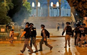 اشتباكات بين فلسطينيين وقوات الإحتلال في الأقصى لهذا السبب.. 