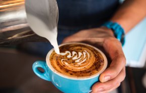 لماذا ينصح بعدم تناول الحلويات مع القهوة