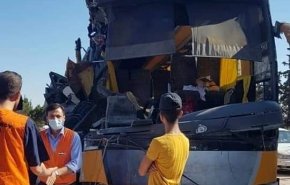 إصابة 18 طالبا بحادث سير على طريق حماة حمص بسوريا
