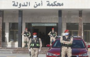 شاهد.. أمن الأردن يقود المتهم عوض الله إلى المحكمة بملابس السجن الزرقاء