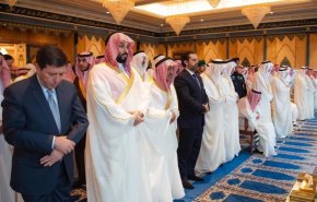 شاهد.. ذراع بن سلمان يظهر مقيد اليدين في طريقه إلى المحكمة