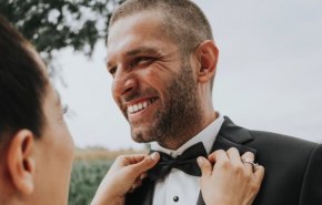 أمريكي أصيب بالزهايمر فنسي أنه متزوج.. واعتنت به زوجته فأُعجب بها وتزوجها
