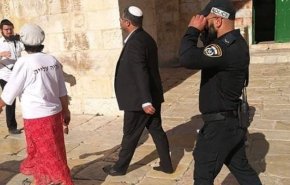 شاهد.. المتطرف 'بن جفير' يتقدم مستوطنون باقتحام الأقصى
