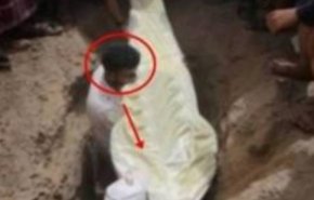 كشف أولاده عن وجهه قبل ادخاله القبر ..فتفاجئهم واقعة غريبة!