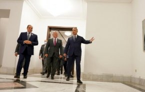 شاهد/ رد فعل السيسي على استقباله بالدبكة العراقية...