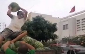 هكذا فجر بائع البطيخ التونسي غضبه