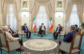 المرشحون للإنتخابات الرئاسية الإيرانية يلتقون بالرئيس المنتخب