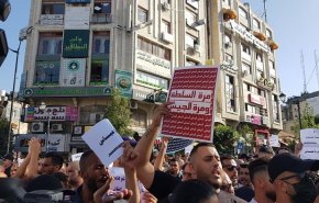 المعتصمون برام الله يطالبون محمود عباس بإقالة الحكومة
