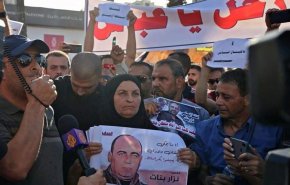 شاهد.. عائلة نزار بنات تحضر تظاهرة ضد اغتياله 