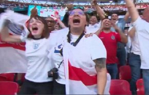 شاهدها مدير عملها في مباراة انجلترا والدنمارك ففصلها!