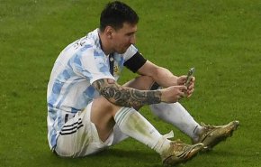 صورة تكشف سر مكالمة ليونيل ميسي من الملعب