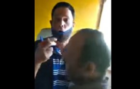 شاهد/ الاعتداء على رجل أمام طفلته داخل قطار يثير سخطا في مصر
