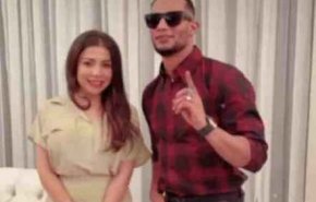 فنان مصري يغضب الكويتيين بنشره صورة تجمعه مع حفيدة صدام!
