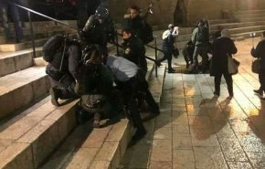 شاهد القمع الوحشي للاحتلال لفلسطيني في القدس المحتلة