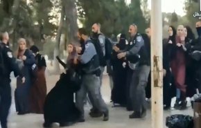 شاهد قوات الاحتلال تعتدي على فلسطينية في المسجد الأقصى