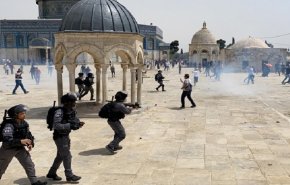 الاحتلال يقتحم المسجد الأقصى ويعتدي على المرابطين في باحاته