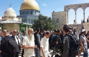 مستوطنون يقتحمون المسجد الأقصى تحت حراسة شرطة الإحتلال