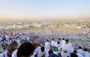 شاهد..حجاج بيت الله الحرام يقفون بعرفه وسط قيود مشددة
