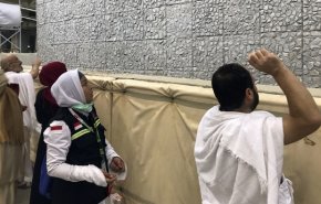 الحجاج يواصلون رمي الجمرات في أول أيام التشريق بمشعر منى