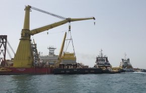 بايعاز من الرئيس روحاني؛ بدء تصدیر اول شحنة نفط من میناء جاسك