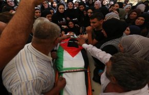 الاحتلال يهاجم موكب تشييع الشهيد شوكت عوض في بيت أمر شمال الخليل