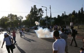 قوات الاحتلال تعتدي على وقفة رافضة لتهجير أهالي الشيخ جراح

