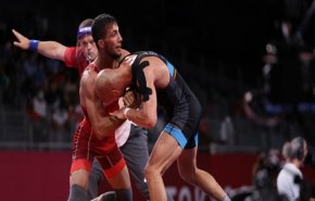 مصارع ايراني يبلغ النهائي ويضمن ميدالية