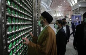الحكيم يزور مرقد الامام الخميني (قد) لحظة وصوله طهران للمشاكرة بمراسم تنصيب رئيسي