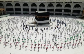 العمرة والصلاة في الحرمين تقتصر على المطعمين فقط