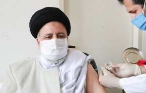 الرئيس رئيسي يتلقى الجرعة الاولى من لقاح 