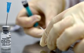 ممرضة تقوم بحقن محولا ملحيا بدلا من لقاح كورونا
