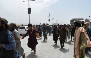 شاهد.. أمريكا تتخلى عن حلفائها في أفغانستان وسط تقدم طالبان 