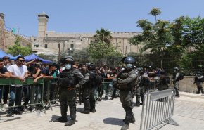 شاهد .. القمع الصهيوني يستهدف الفلسطينيين في الحرم الابراهيمي 