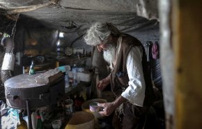  رجل يخرج من الكهف بعد 20 عاما ليتلقى لقاح كورونا