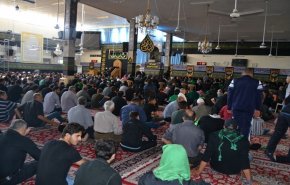 الآلاف يحيون مراسم عاشوراء بمقام السيدة زينب عليها السلام 