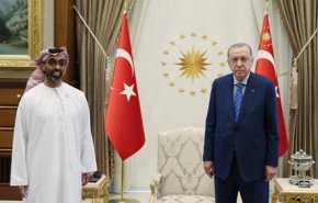 شاهد.. الاماراتي طحنون، ولقاءه المفاجئ مع اردوغان 